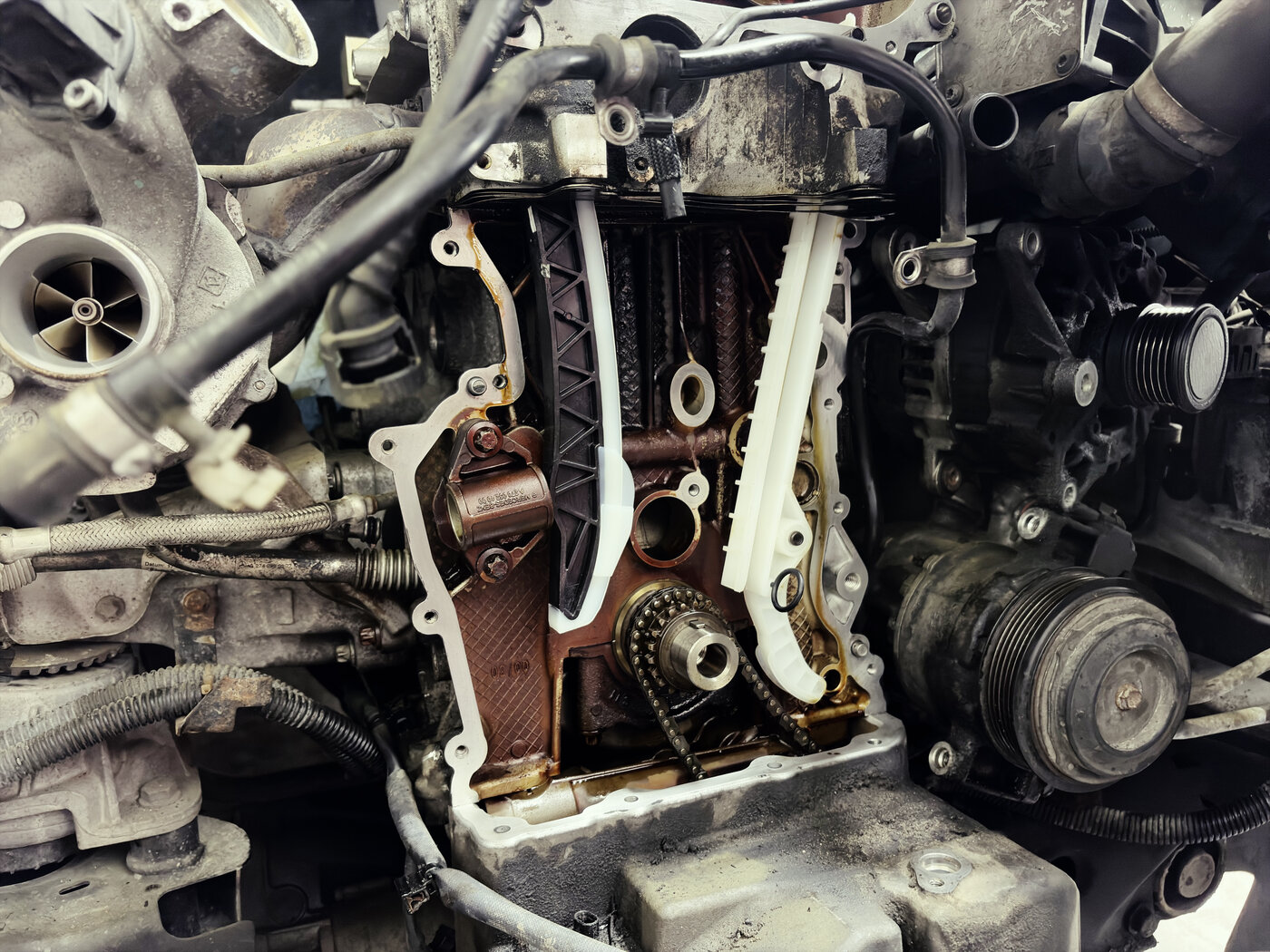 Mercedes Metris timing chain and new plastic guides installed